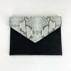 STREET LEVEL Cosmetic Clutch Black Gray/White SNAKE PRINT Magnetic Closure NWOT
